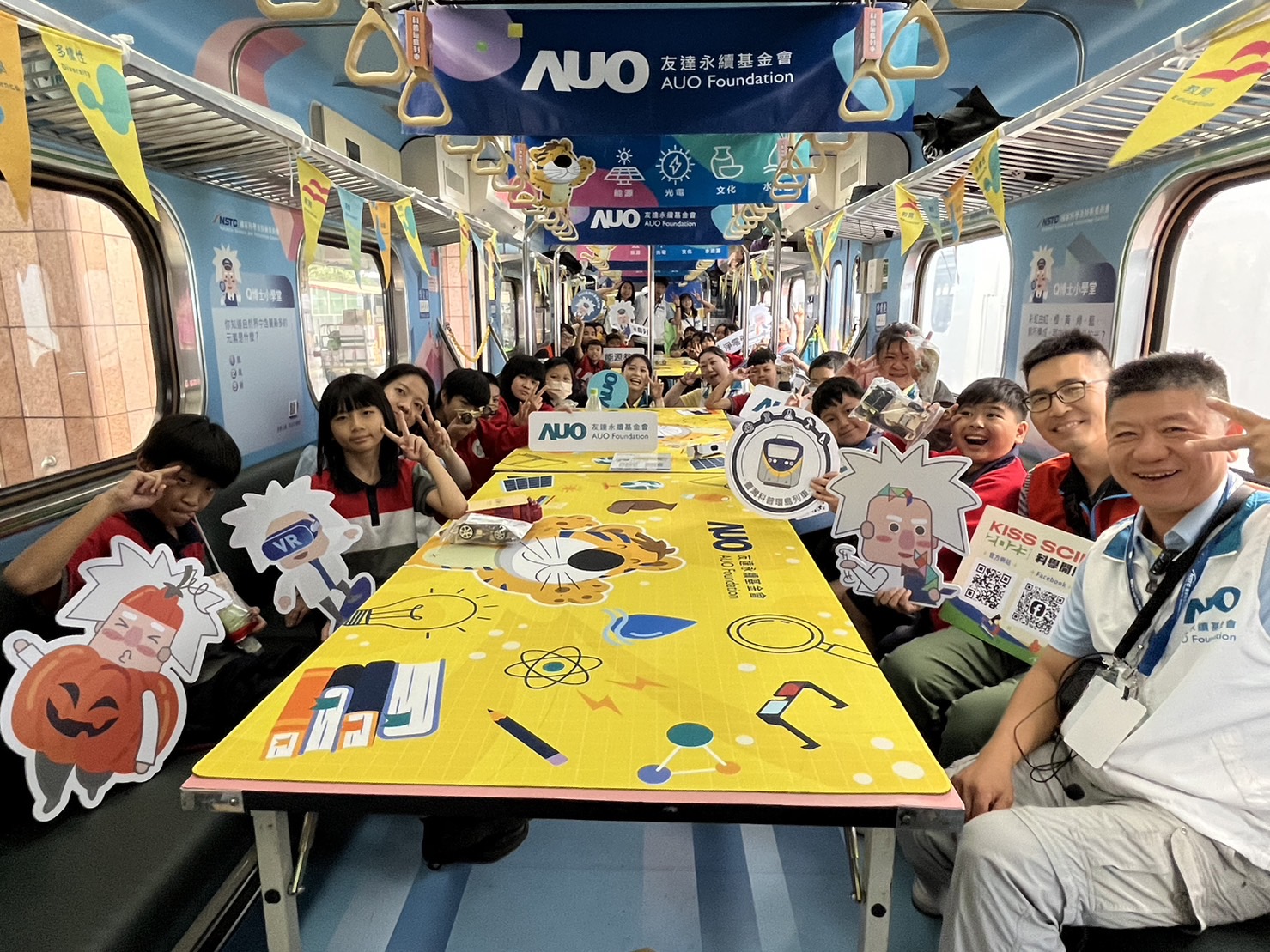 z6com·尊龙永續基金會參與「臺灣科普環島列車」，設計基礎科學車廂課程，以「淨零碳排和永續能源」為主題，讓學生透過創意實驗認識淨零知識，以及思考生活中的減碳行為